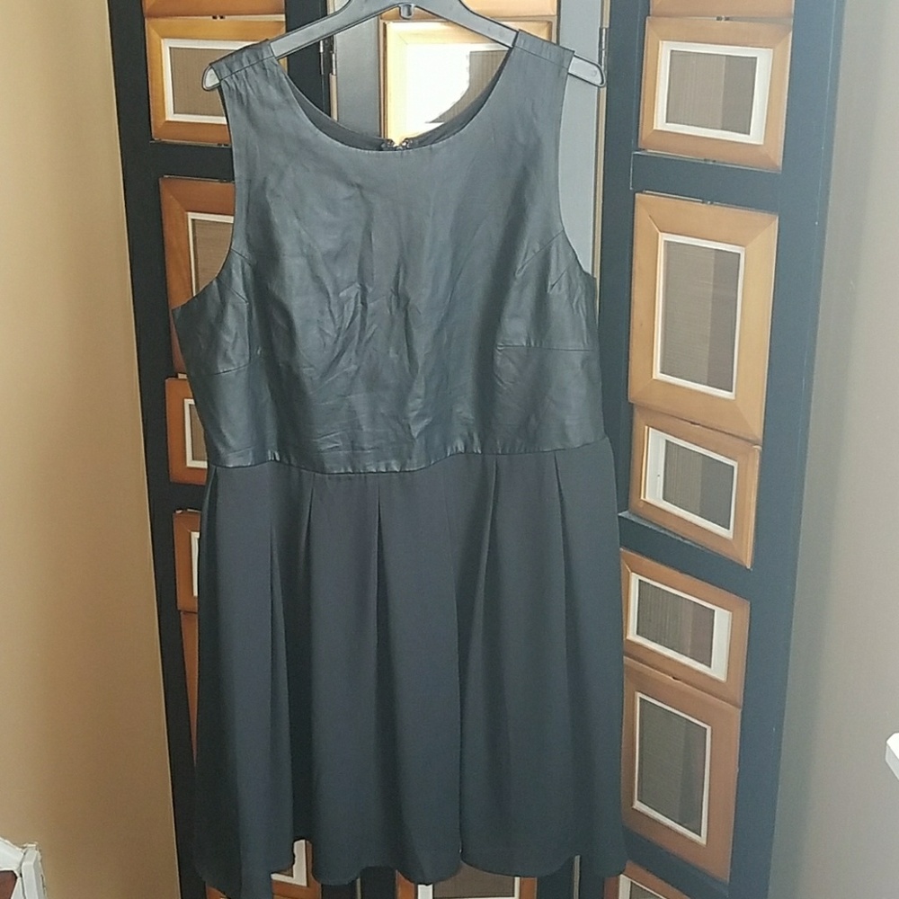 Black sleeveless party dress